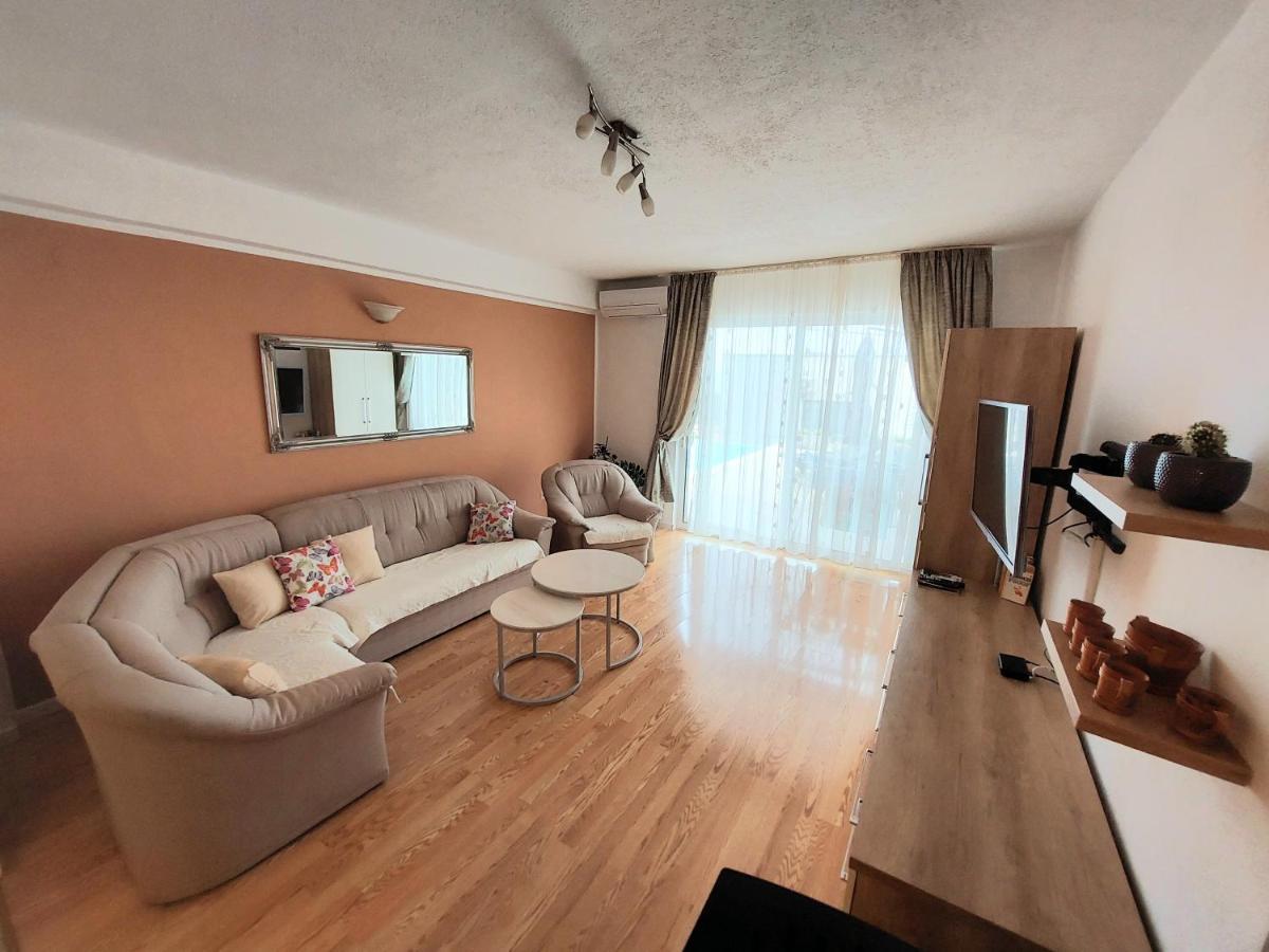 Apartment With Private Pool "Patricia" Makarska Eksteriør billede