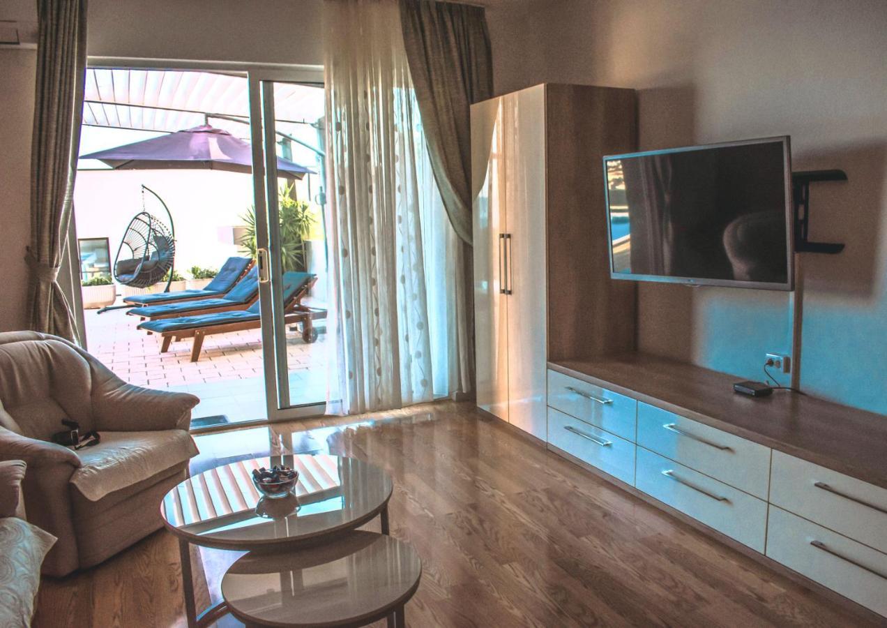 Apartment With Private Pool "Patricia" Makarska Eksteriør billede