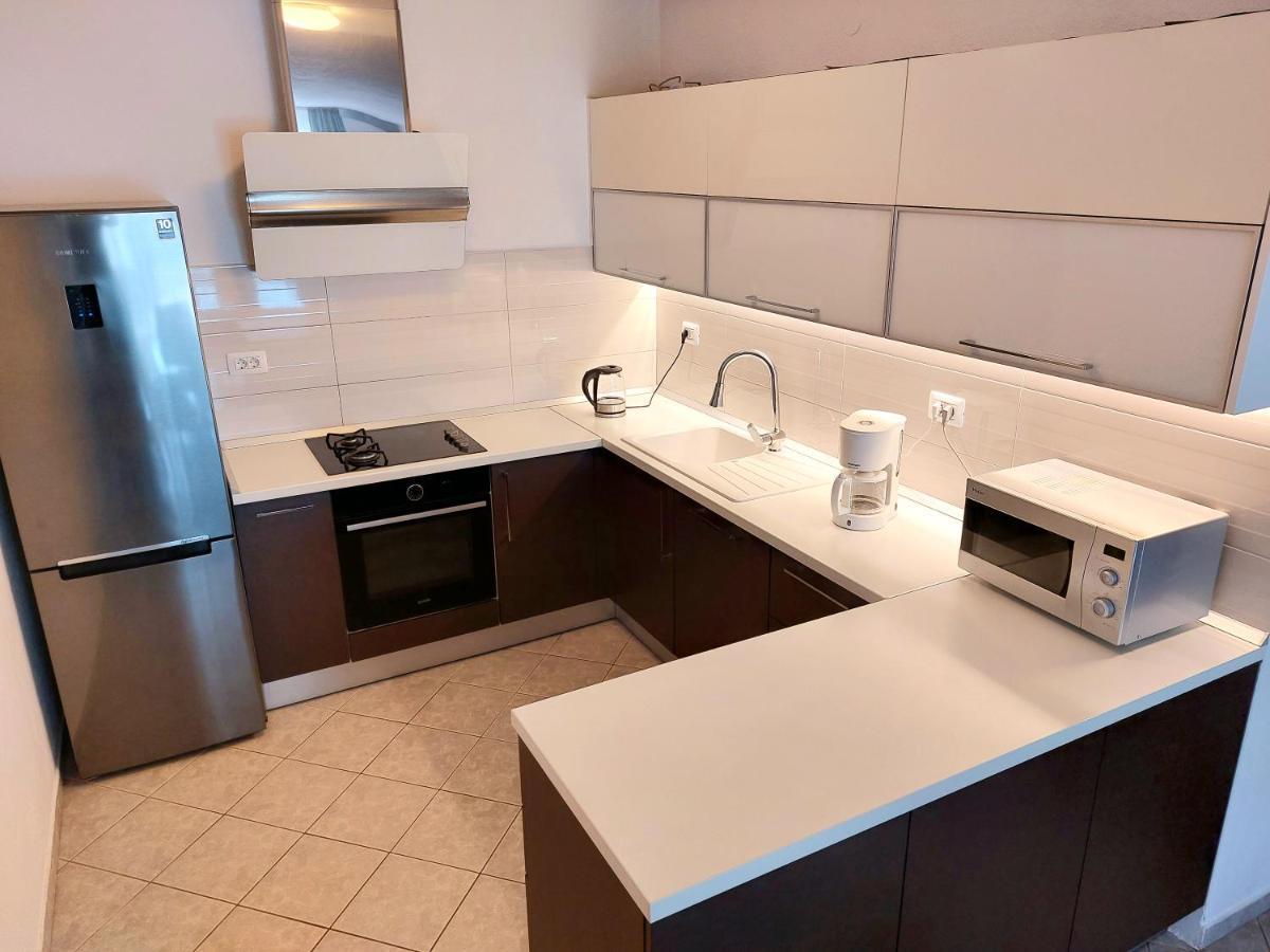 Apartment With Private Pool "Patricia" Makarska Eksteriør billede