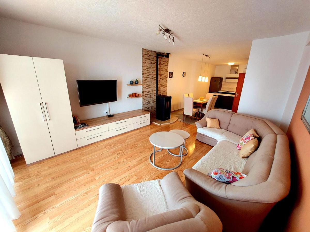 Apartment With Private Pool "Patricia" Makarska Eksteriør billede